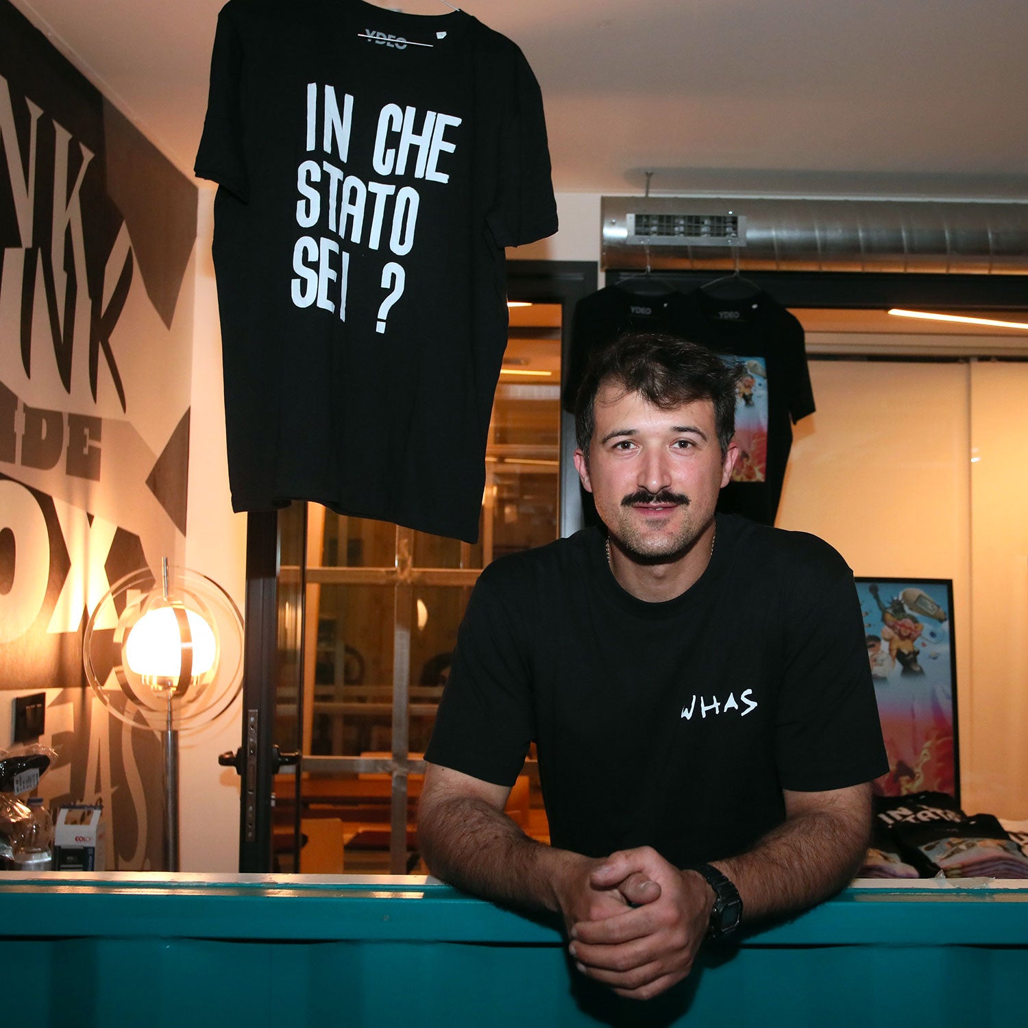 Teti (aka Matteo Piccolo) realizza una custom T-shirt per Dude Agency presentata durante l'evento State of Dude a Milano