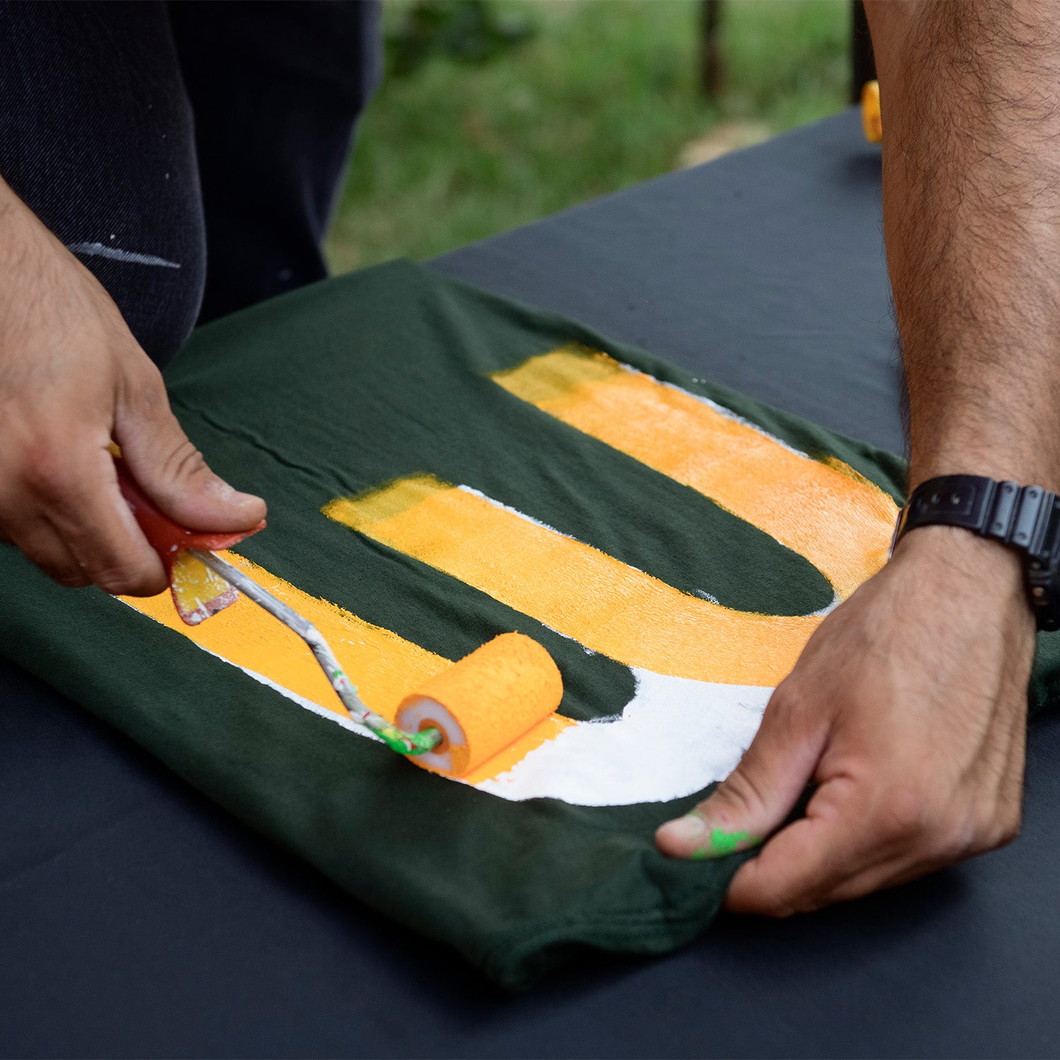 Teti (aka Matteo Piccolo) realizza un Live Painting su custom T-shirt durante il McDonald's Summer Party al Giardino Ventura di Milano