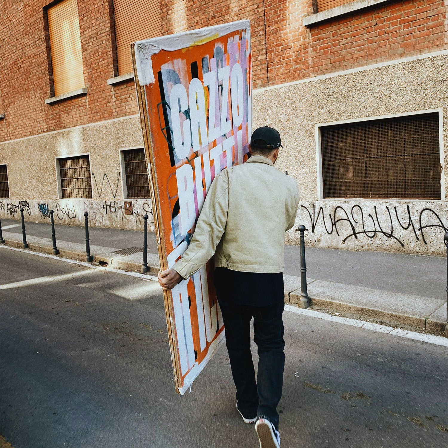 Installazione Live Painting su tavola di Teti (aka Matteo Piccolo) per allestire le vetrine dello store di Vans in Porta Ticinese, Milano